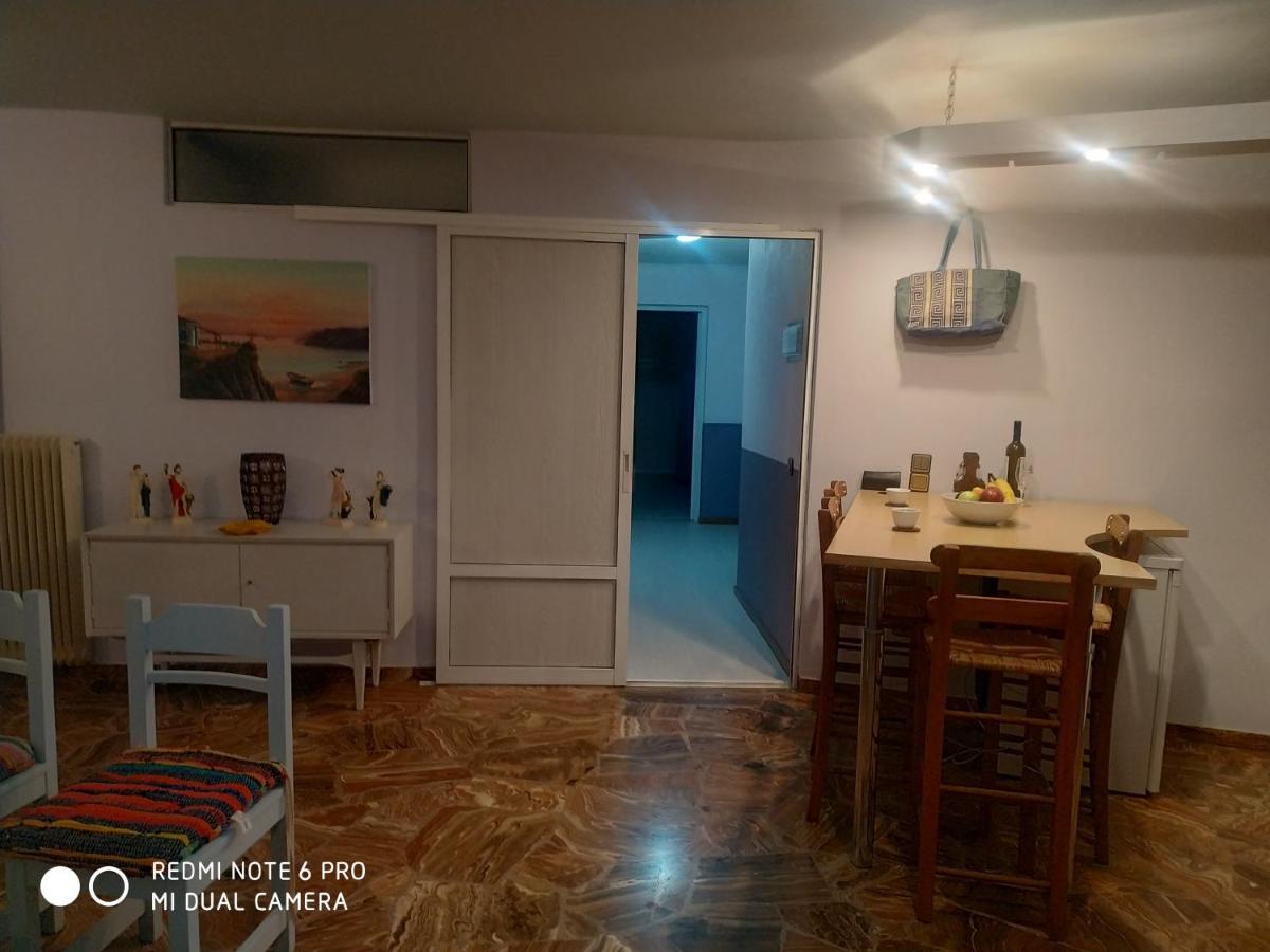 Muses Apartments เอเรเทรีย ภายนอก รูปภาพ